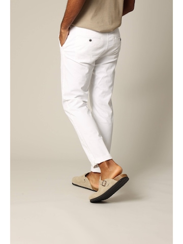 Coupe slim Pantalon chino 'Mayon' Deeluxe en blanc