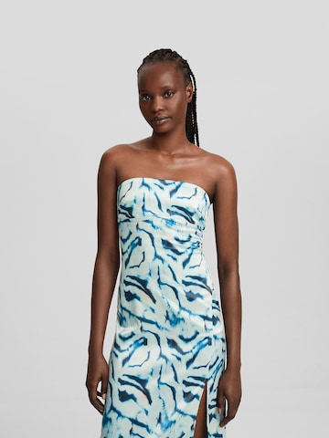 Robe de cocktail Bershka en bleu : devant