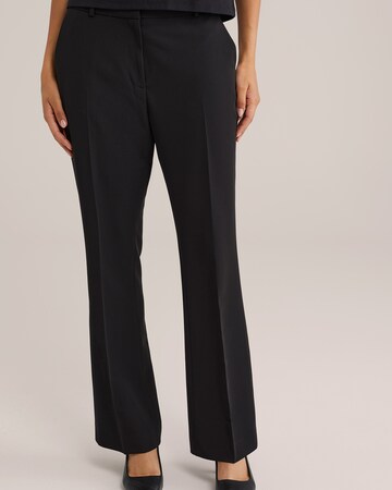 WE Fashion Flared Broek in Zwart: voorkant