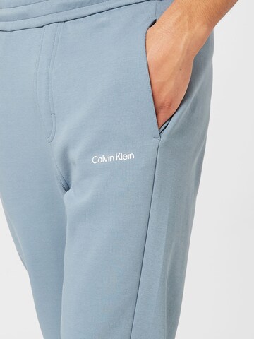 Calvin Klein Tapered Hose in Blau