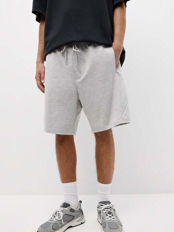 Regular Pantalon Pull&Bear en gris