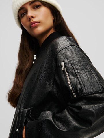 KARL LAGERFELD JEANS Демисезонная куртка 'Bomber' в Черный