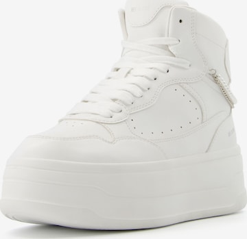 Bershka Sneakers hoog in Wit: voorkant