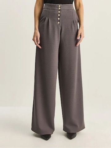 Pantalon à pince Bianco Lucci en gris : devant