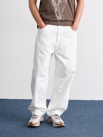 Carhartt WIP Baggy Τζιν 'Brandon' σε λευκό: μπροστά