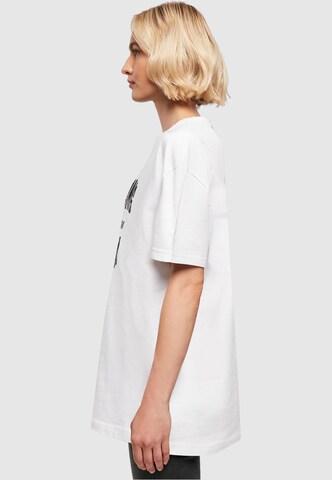 Merchcode T-Shirt 'Strong Like A Woman' in Weiß