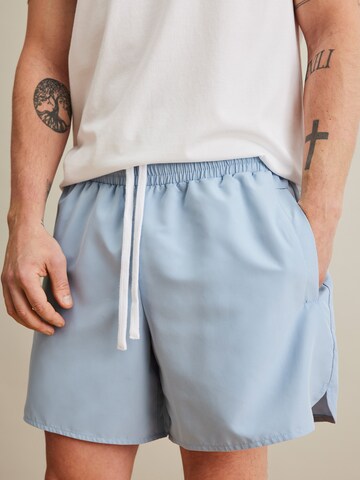 DAN FOX APPAREL Kratke kopalne hlače 'Ole' | modra barva
