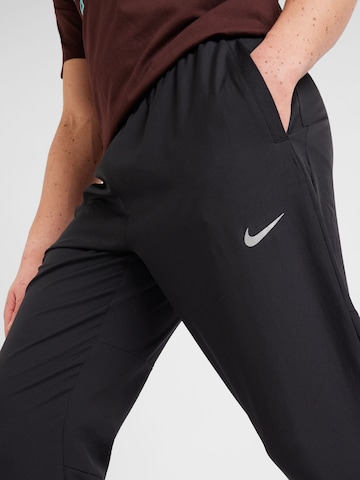 NIKE Tapered Sporthose 'CHALLENGER' in Schwarz