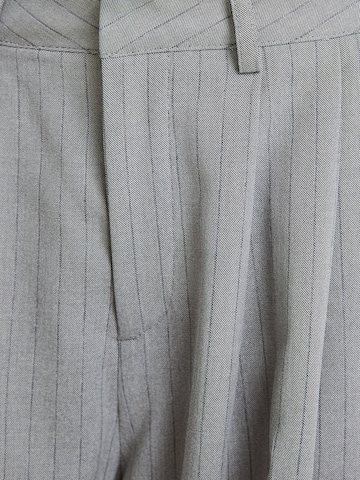 Bershka Široký strih Plisované nohavice - Sivá