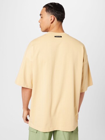 Nike Sportswear - Camisa em amarelo