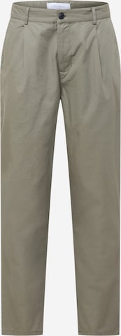 Les Deux Regular Pleat-front trousers 'Parker' in Green: front