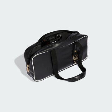 ADIDAS ORIGINALS Schoudertas 'AIRLINER ELONGATED' in Zwart