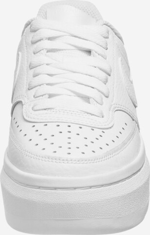 Baskets basses 'Court Vision Alta' Nike Sportswear en blanc