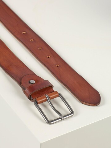 Howard London Riem 'Leather Belt George Brown' in Bruin