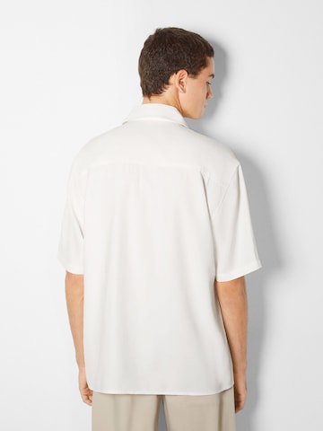 Bershka Comfort Fit Skjorte i hvit