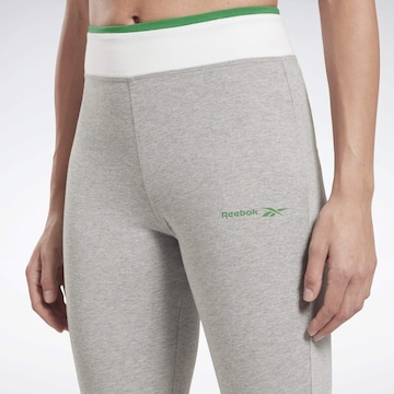 Skinny Pantaloni sportivi di Reebok in grigio