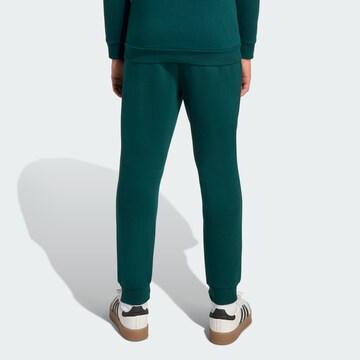 ADIDAS ORIGINALS Tapered Παντελόνι 'Trefoil Essentials' σε πράσινο