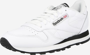 Baskets basses 'Classic' Reebok en blanc : devant