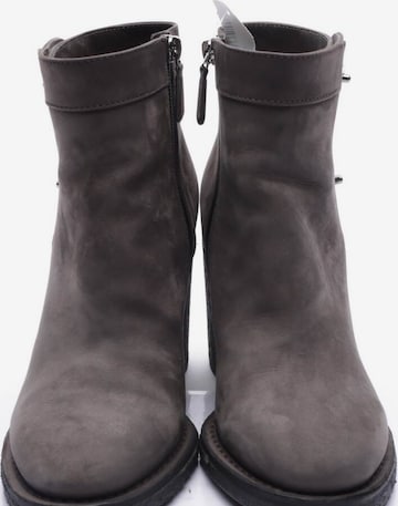 CHANEL Dress Boots in 38,5 in Grey