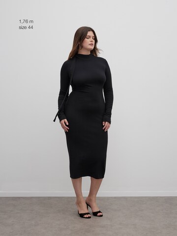 RÆRE by Lorena Rae Kleid in Schwarz
