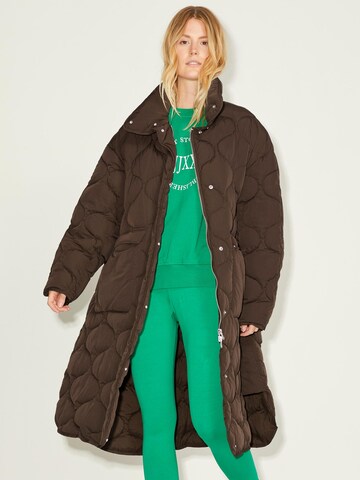 JJXX Winter Coat in Brown: front