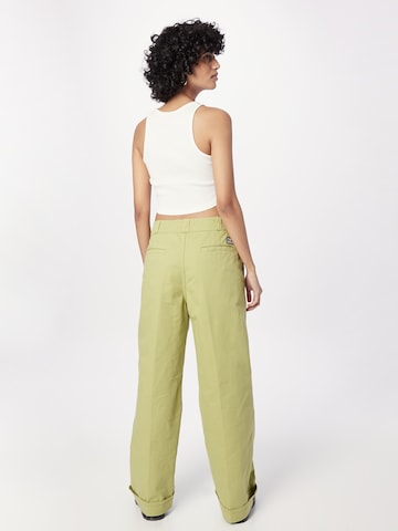 Effilé Pantalon à plis 'MILA' Obey en vert