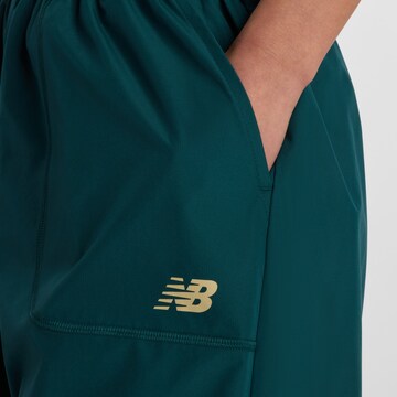 new balance Loosefit 'Trackside Woven Pant'. in Grün