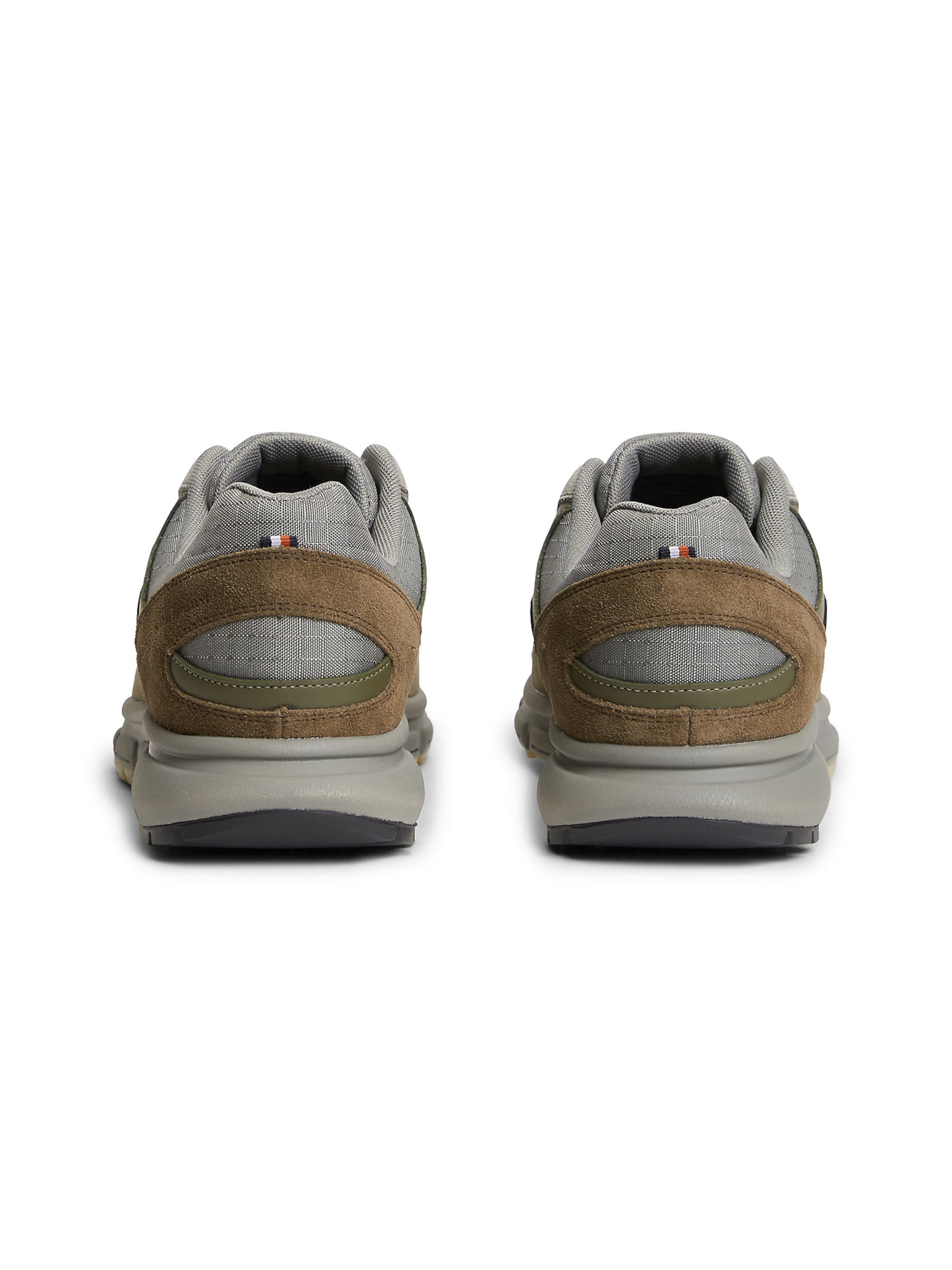 TOMMY HILFIGER Sneaker in Grau