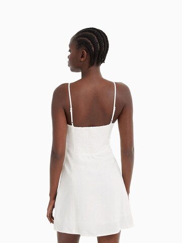 Robe d’été Bershka en blanc