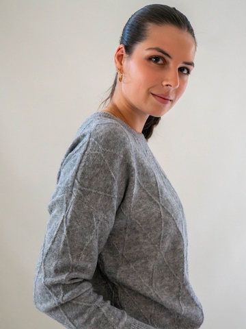 WEARABLE STORIES Pullover 'Manou' in Grau