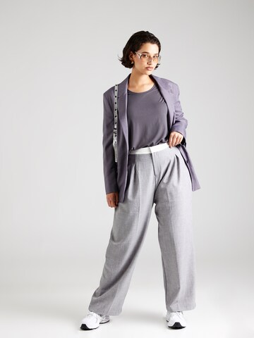 ONLY Carmakoma - Camiseta 'CARMOSTER' en gris