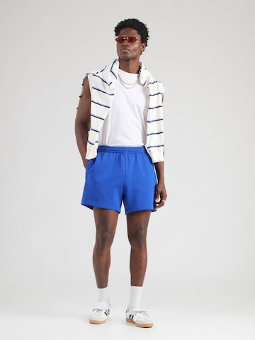 ADIDAS ORIGINALS Široke hlačnice Hlače 'ESS' | modra barva