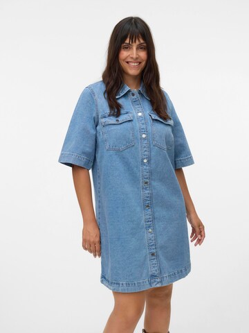 Vero Moda Curve - Vestido camisero en azul: frente
