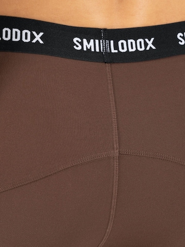 Coupe slim Pantalon de sport 'Xion' Smilodox en marron