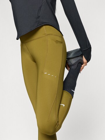 NIKE Skinny Športové nohavice 'SWIFT' - Zelená