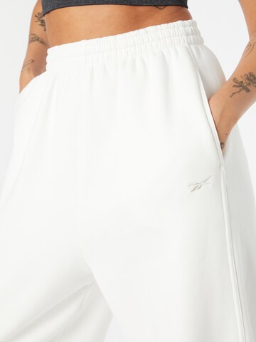 Effilé Pantalon de sport Reebok en blanc