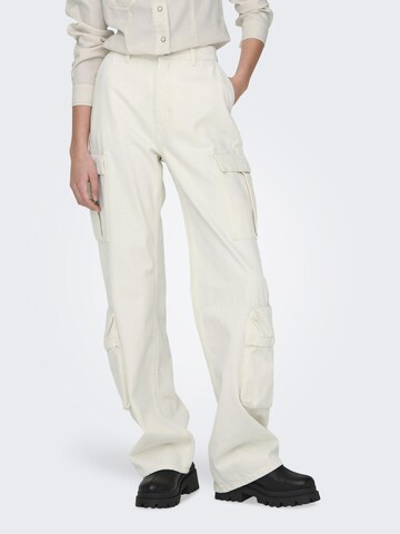 ONLY Regular Cargo Jeans in White: front