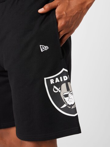 NEW ERA Regular Shorts in Schwarz