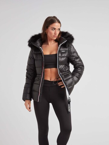 JACK1T Outdoorjas ' R4D Tricolore Puffer Racer Lux mit Fell ' in Zwart