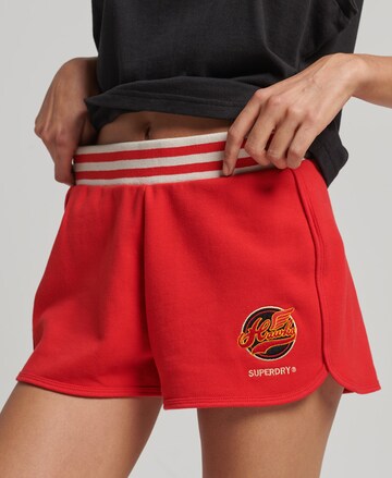 Regular Pantalon 'Vintage Collegiate' Superdry en rouge : devant