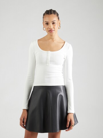 Gina Tricot Футболка в Белый: спереди
