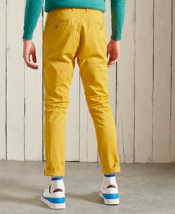Coupe slim Pantalon chino Superdry en jaune
