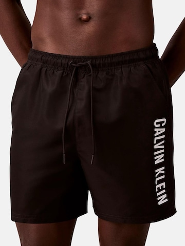 Calvin Klein Rövid fürdőnadrágok 'Intense Power' - fekete