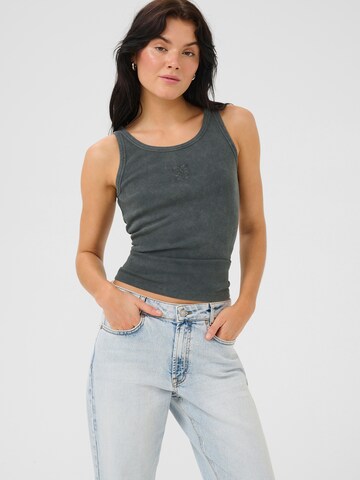 My Essential Wardrobe Top in Black: front