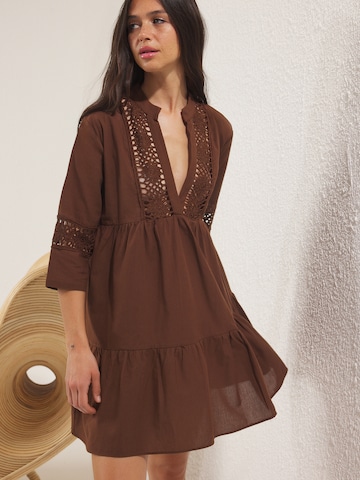 Trendyol - Vestido en marrón: frente