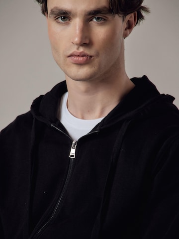 Felpa 'Felpa con Cappuccio e Zip' di OWN Off With Nature in nero