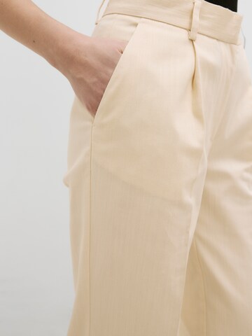 EDITED Flared Trousers 'Ariane' in Beige