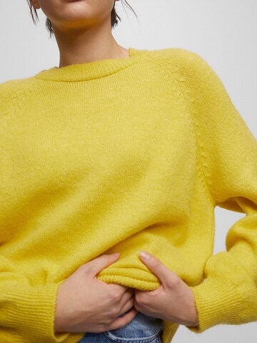 Pull&Bear Пуловер в жълто