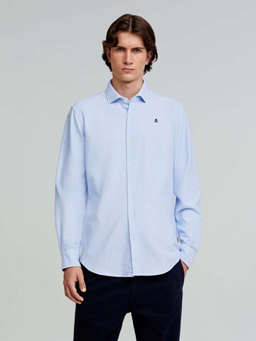 Coupe regular Chemise Scalpers en bleu : devant