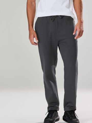 Next - Tapered Pantalón en gris: frente